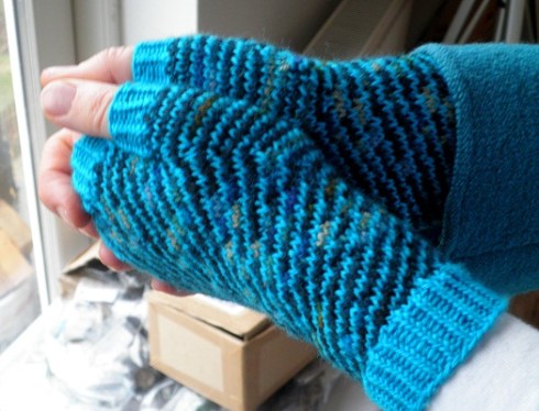 Spirally fingerless mitts